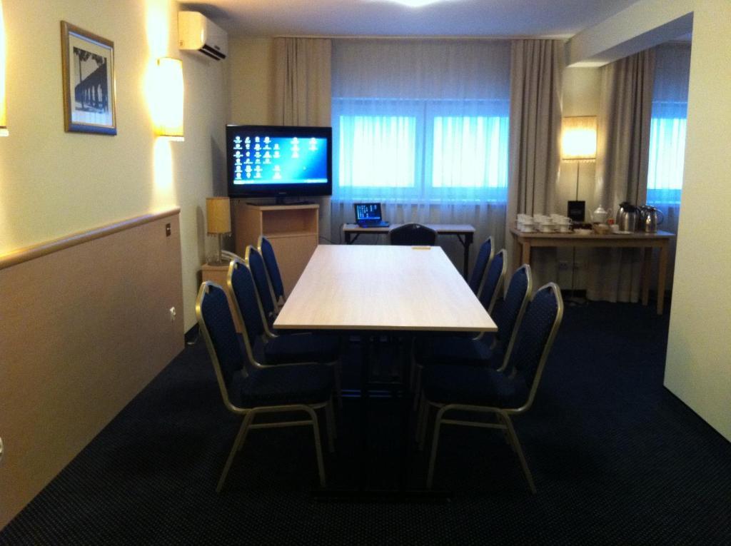 Via Appia Hotel Raszyn Bagian luar foto